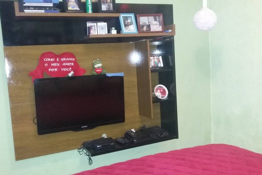 Painel com TV a Cabo Sky, DVD e Wi-fi.