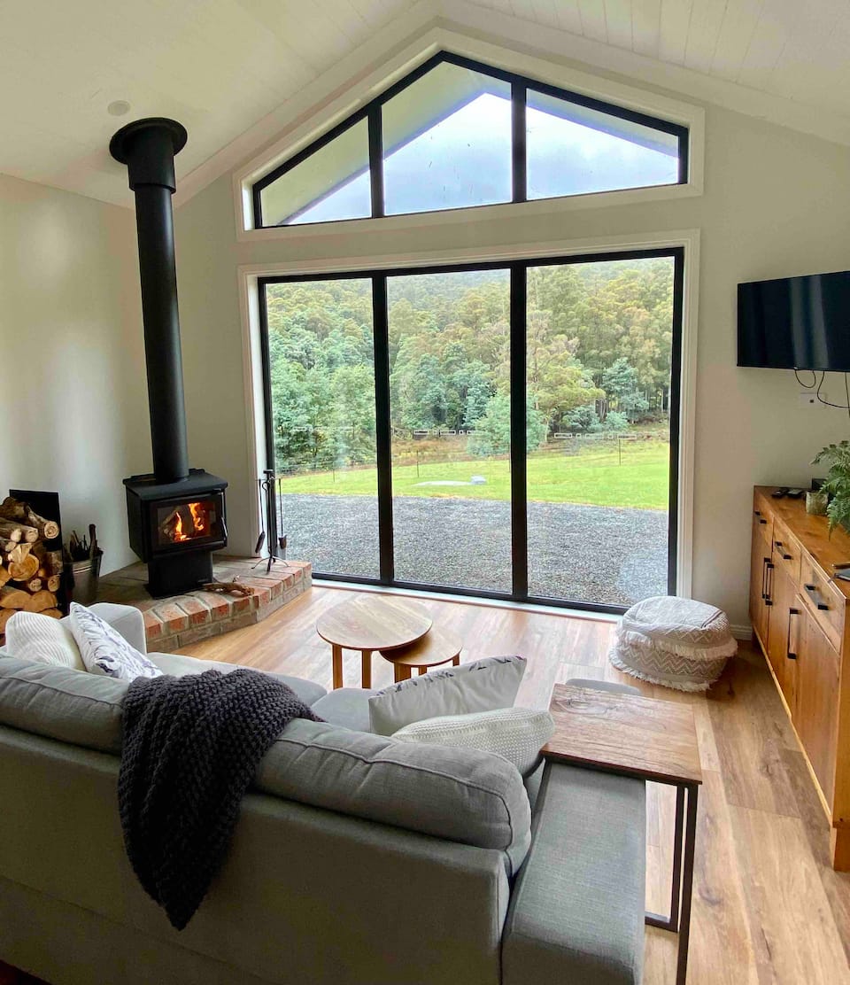 A farm cottage under the Tasmanian hills, Nicholls Rivulet, Tasmania, Australia, photo 1 of 10