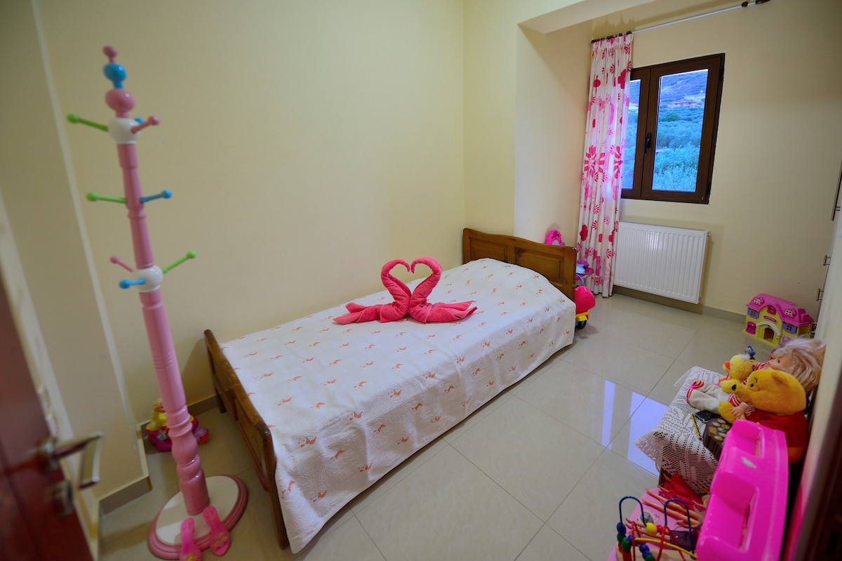 En de eenpersoonskamer is uitgerust met wat speelgoed voor je kinderen.