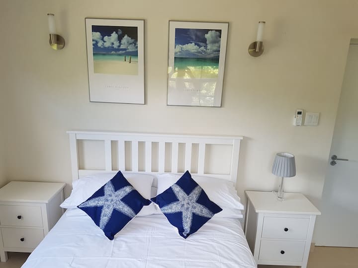 Master slaapkamer met kingsize bed in het Verenigd Koninkrijk (Amerikaans queensize bed)