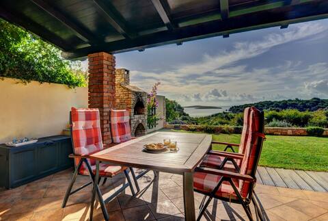 Luxury flat with garden in the 1. row to the sea!