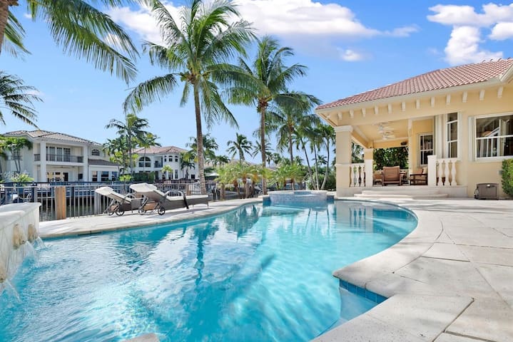 Waterfront Paradise VILLA with heated pool