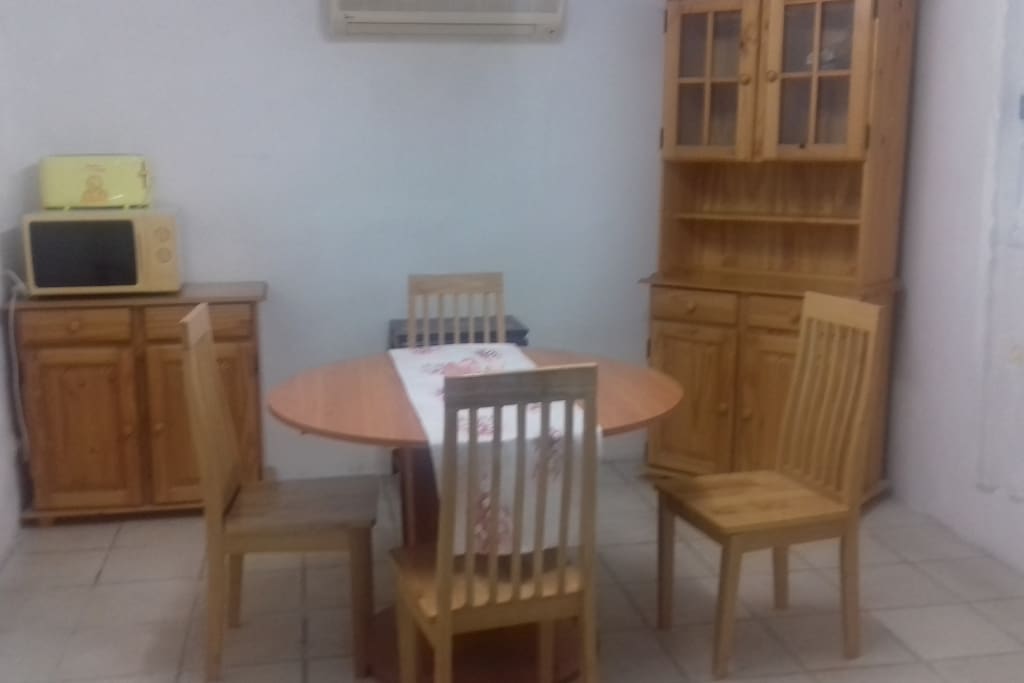Salle à manger privative, composée de: 1 table et 4 chaises, 1 vaisselier, 1 cuisinière et hotte, 1 micro onde, 1 toaster, 1 bouilloir, 1 réfrigérateur, vaisselles...