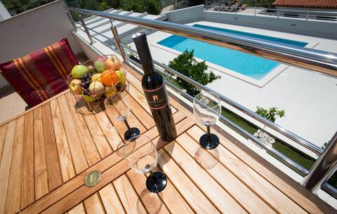 Top Airbnb: Charming modern house1 with swimming pool EV-ready in Općina Okrug