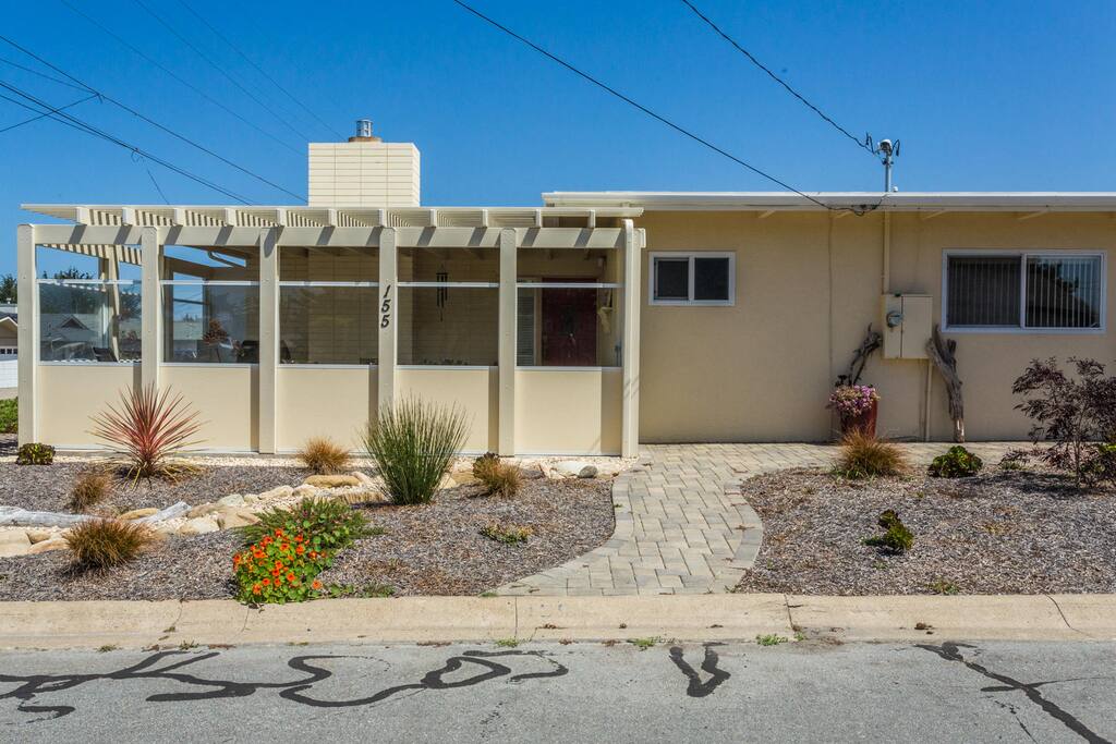You will find the best weather here on the Central Coast and what better way to enjoy it than by staying here in this lovely home.