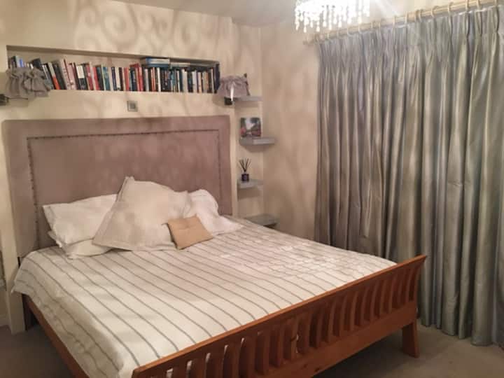 Veliki bračni krevet (1,8x2) sa spojenom kupaonicom 