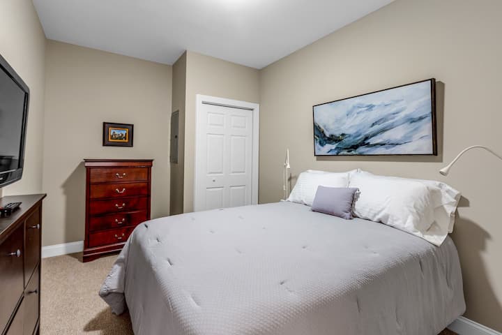 Para tu comodidad: un colchón de felpa tamaño queen Drexel en un protector de colchón Allerease, almohadas normales de gel de enfriamiento, un espejo de cuerpo entero y perchas, y un televisor inteligente con  Chromecast.