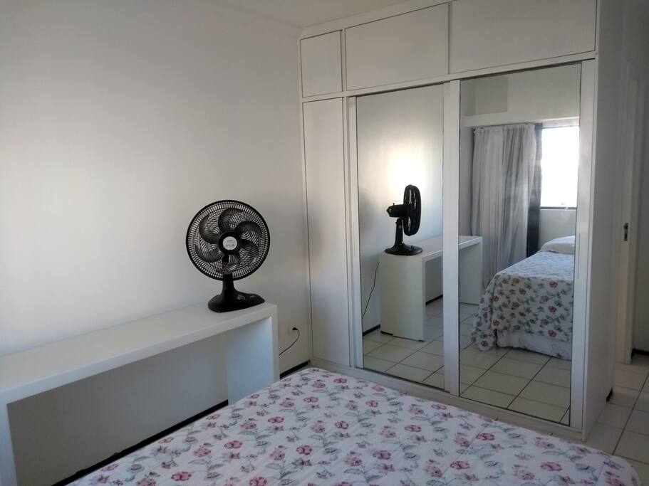 Armário e mesa do quarto.