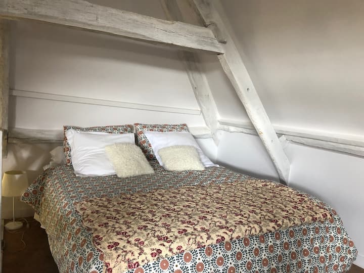 Na najvyššom poschodí: nadšená spálňa + dve jednolôžka + BB lôžko v prípade potreby + kúpeľňa a WC