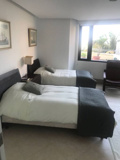 Dormitorio con dos camas de una plaza