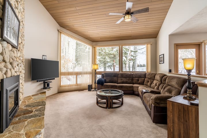Aspen Brook – Immaculate home with mountain views. gallery image 2