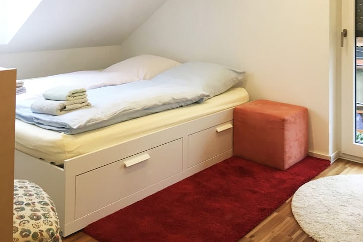 Საძინებელი 2 ზემოთ, პატარა ორადგილიანი საწოლით