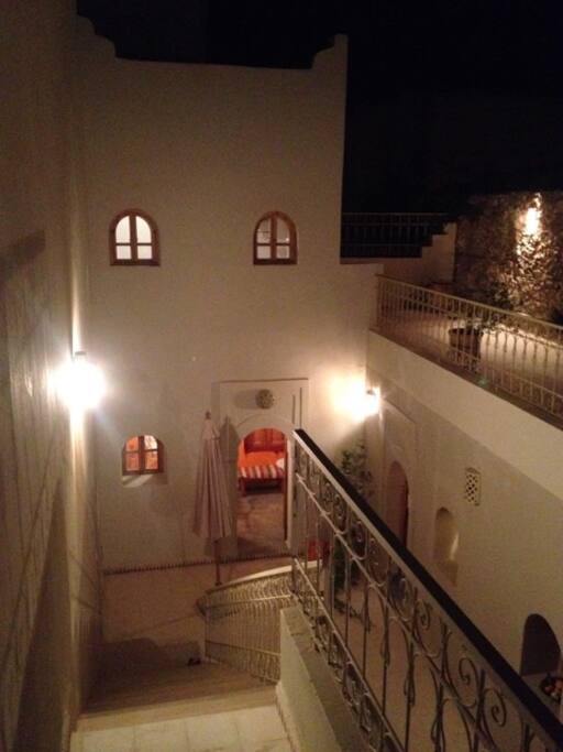 le patio vu depuis la terrasse de toît