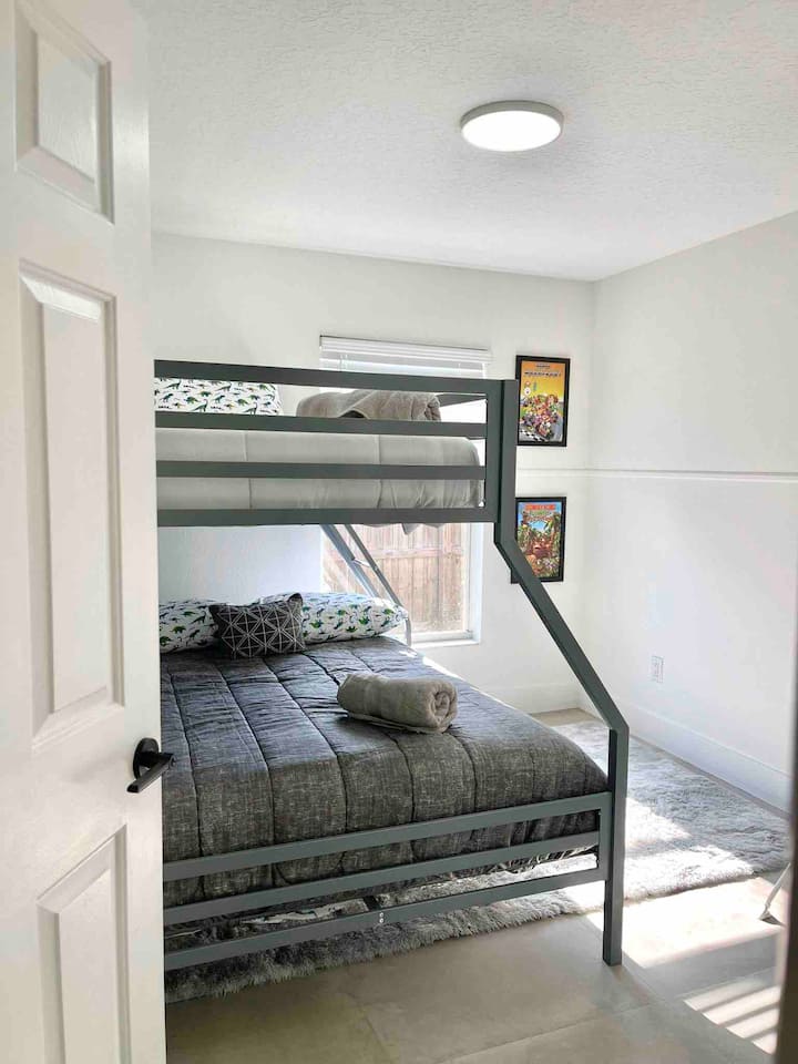 Ორსართულიანი საძინებელი ორადგილიანი და სავსე საძინებლით.