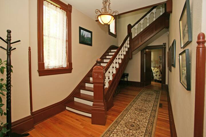 Historic Victorian in Downtown Denver gallery image 3