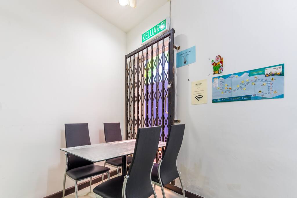 Common area for eating or just chitchat.