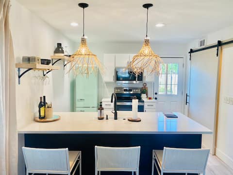 *Renovated Retro Beach Getaway *Walk to Beach*