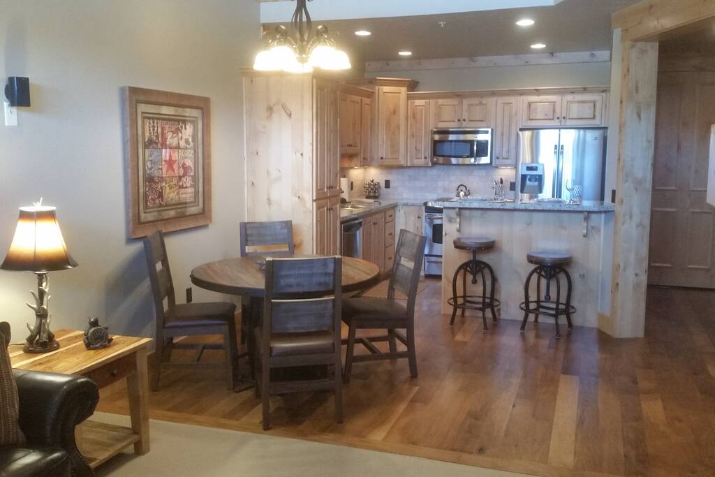 Breakfast Bar and Dining Area