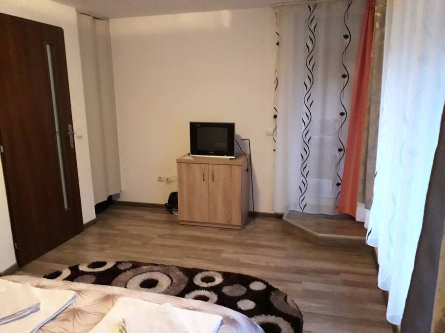 Camera 1 cu baia comuna INTRARE