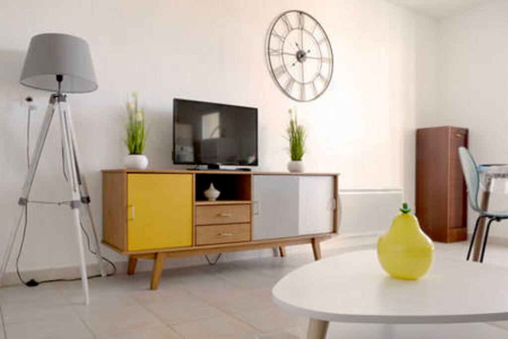 Le salon avec écran plat