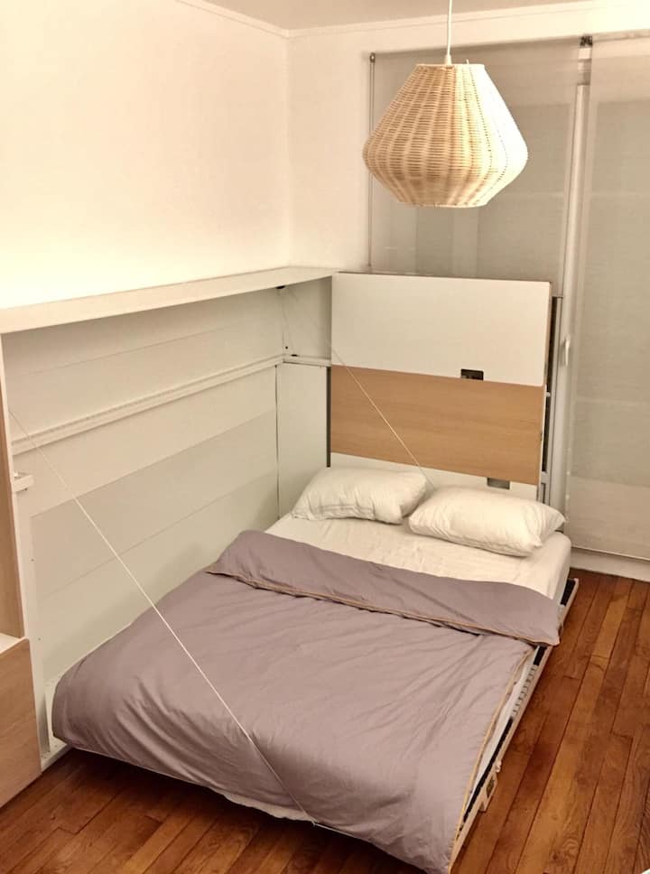 Cama de pared con colchón doble muy cómoda