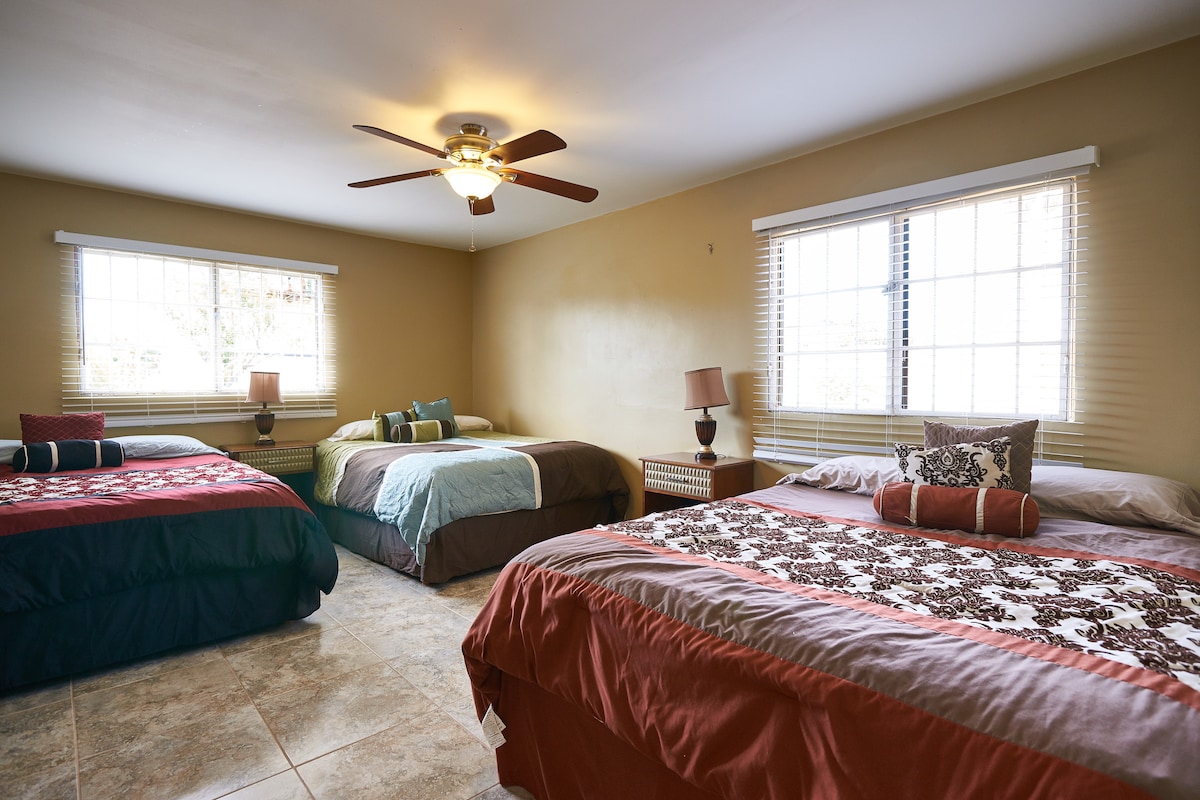 غرفة النوم رقم3 "غرفة الحفلات" التي تحتوي على 3 أسرّة كبيرة جدًا