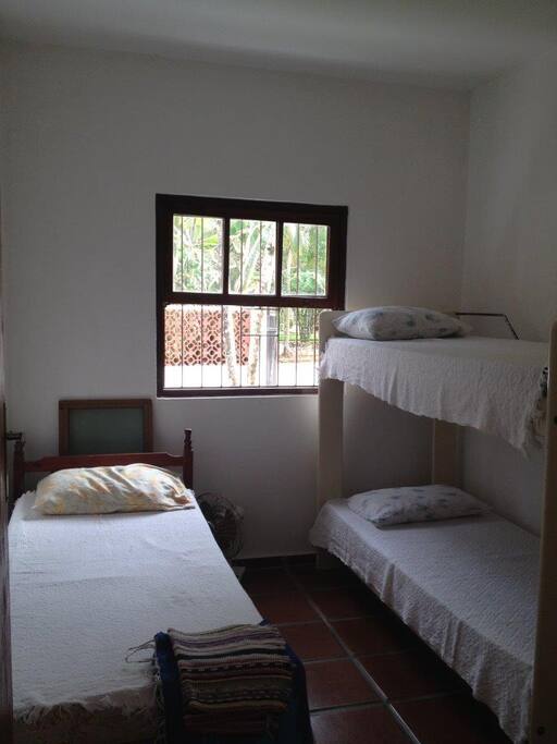 Os quartos possuem um beliche e uma cama solteiro