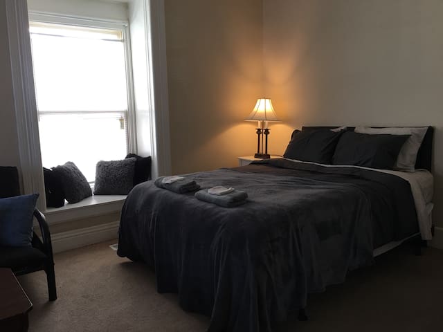 ‘Alice’ Cozy Downtown Apartment - Steps to UK