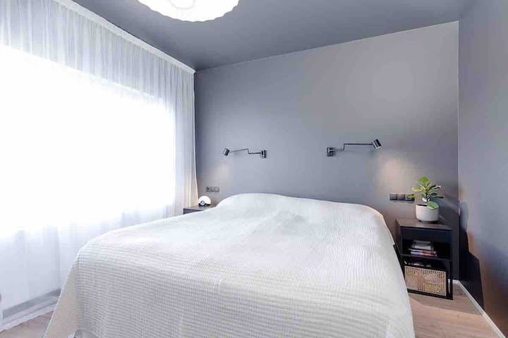 Quarto principal com cama king size e closet.