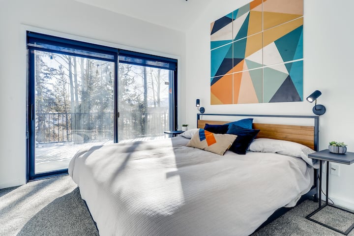 בחדר השינה השני יש מיטת קינג סייז והוא ממוקם בקומה הראשית עם גישה למרפסת.