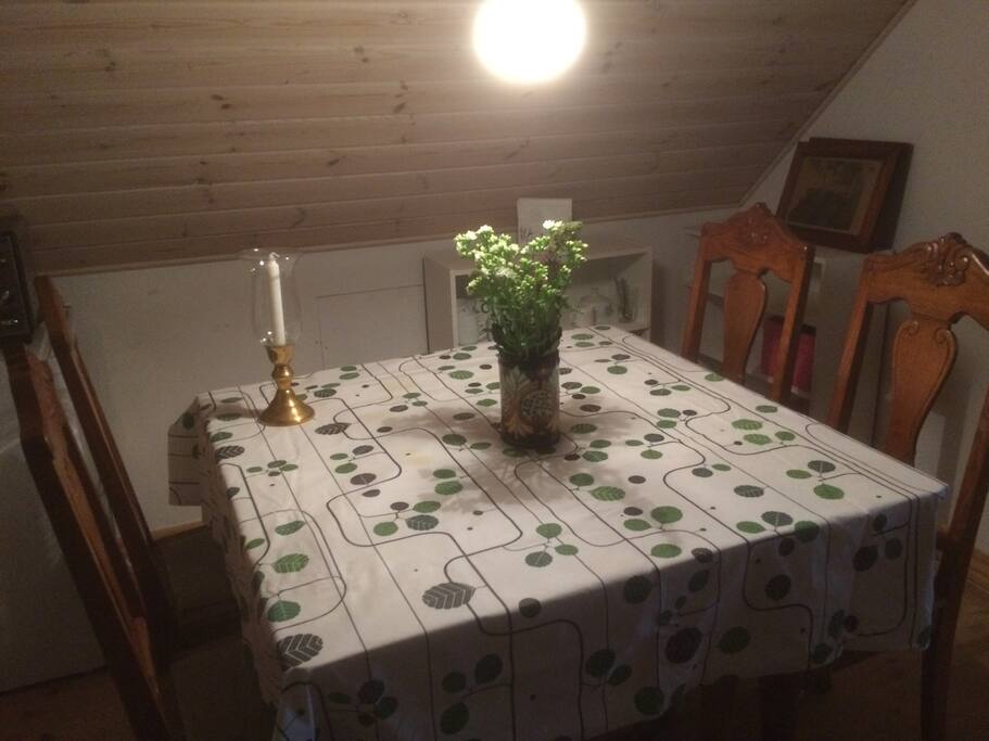 Fællesrum med køleskab, elkeddel og ovn