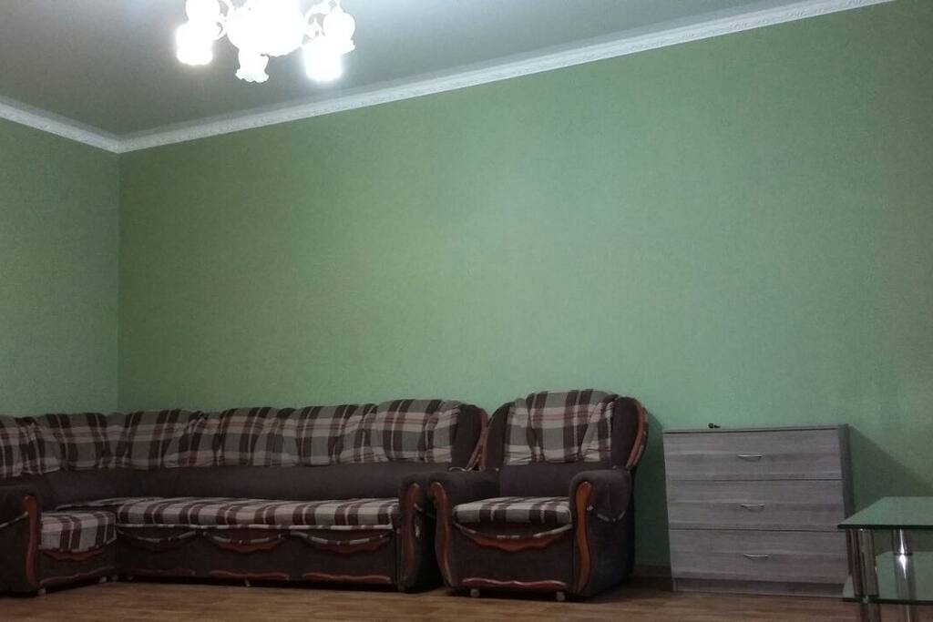 Раскладывающийся диван в основной комнате