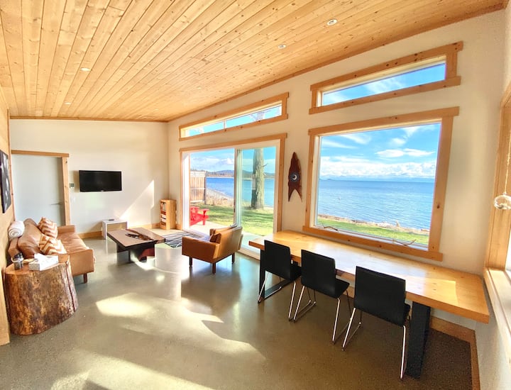 Oceanfront Cabin W/ Hot Tub, 2 Br W/ King Bed - Sooke