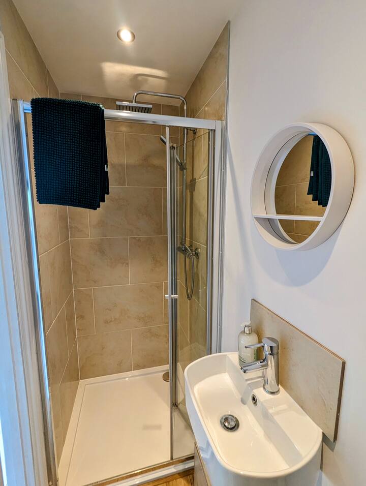Private guest suite, own entrance with en-suite