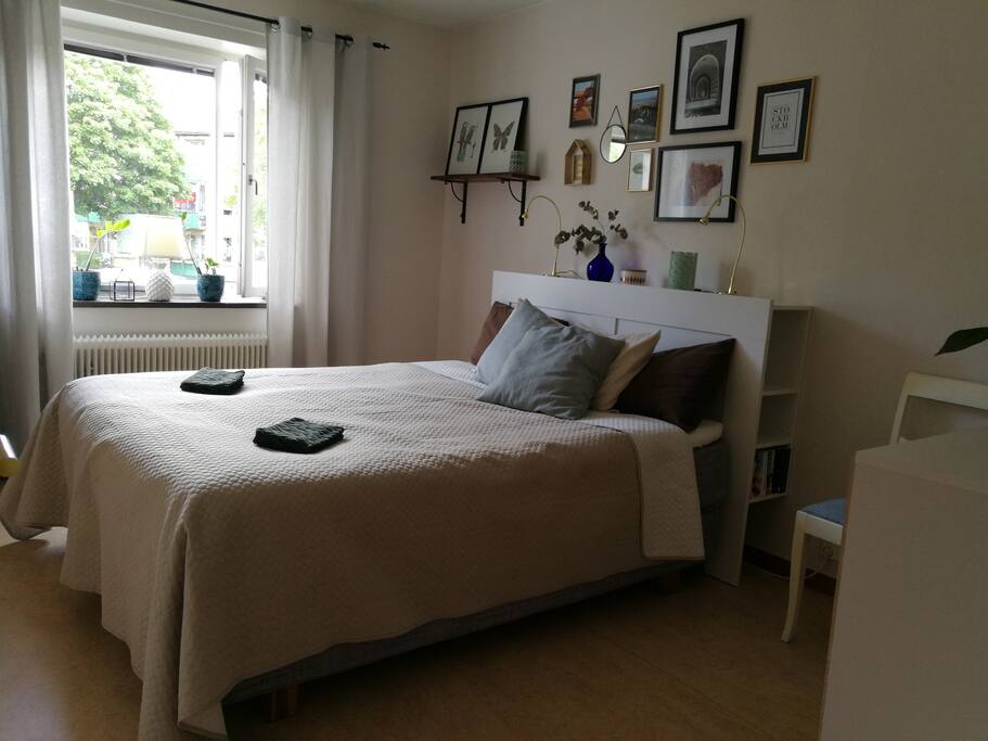 Sovrum med säng på 160 x 200 cm