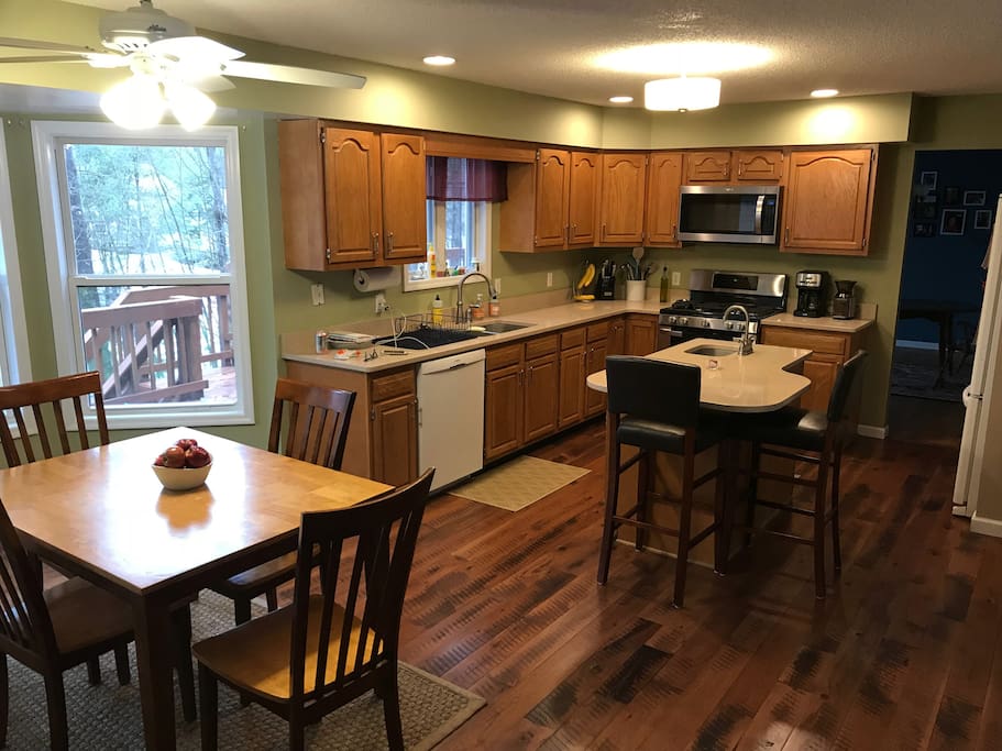 Eat in kitchen, gas stove, dishwasher and microwave