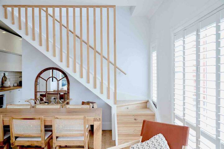 Beachfront 2-storey Penthouse Clovelly “VellyLove” gallery image 2