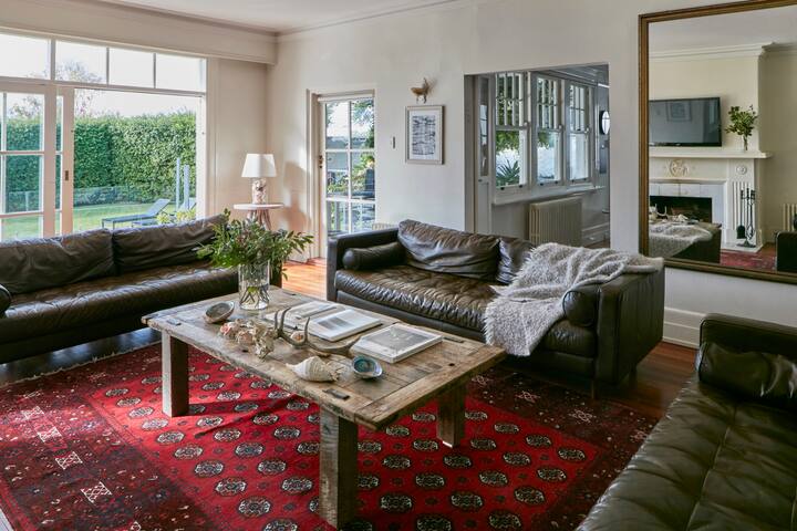 Palmers Hill -a rambling gem by the beach gallery image 5