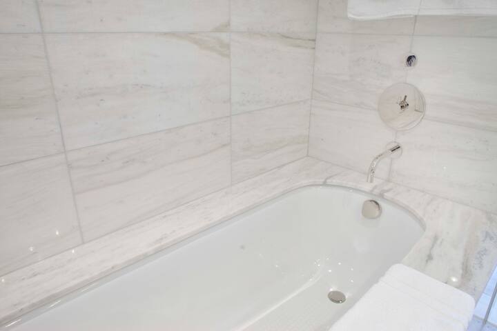 Modern Luxury 2 Bed/ 2 Bath apartment in Midtown! gallery image 5