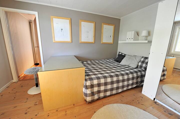 140 cm säng i stora sovrummet nere / 140 cm bed in the large bedroom downstairs