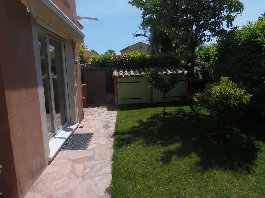 Partie du jardin à côté de l'espace jacuzzi...
