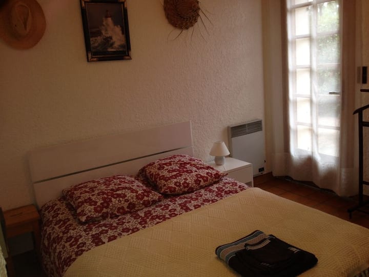 Habitación n° 3 con cama de 140 y puerta al jardín.