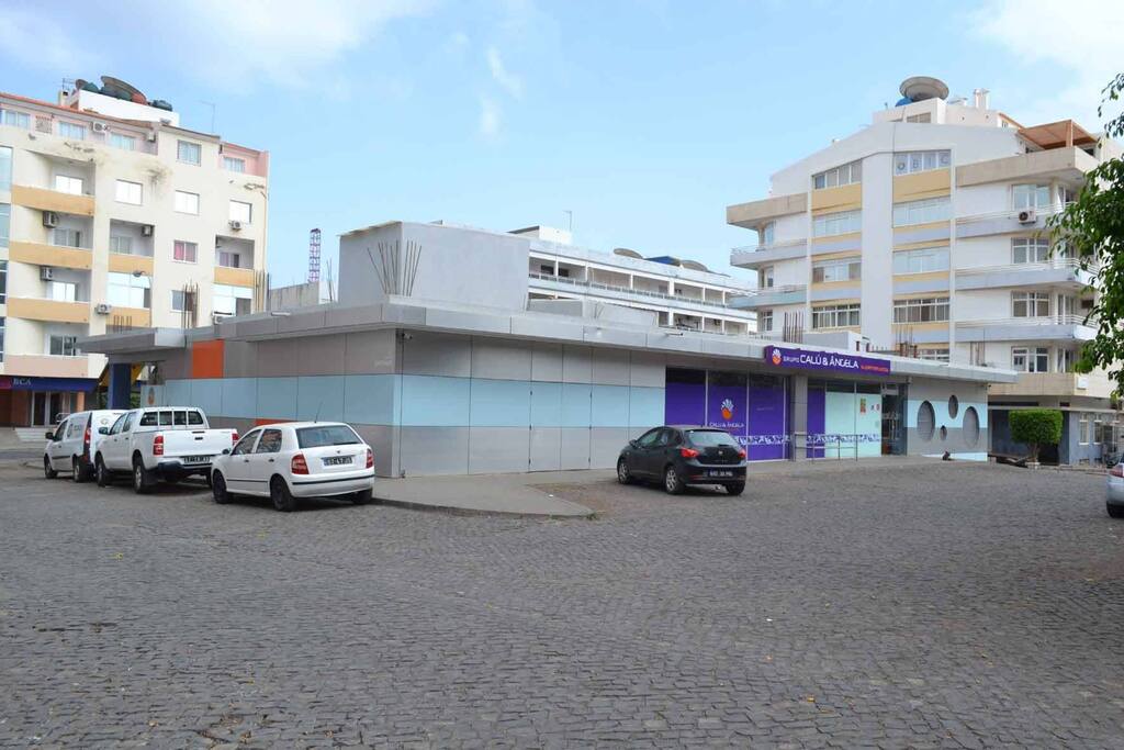 Centre commercial en face