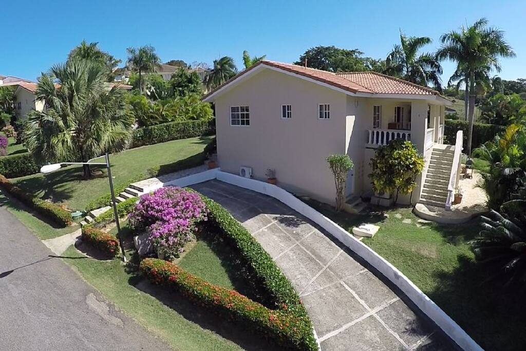 Driveway & entrance to the villa