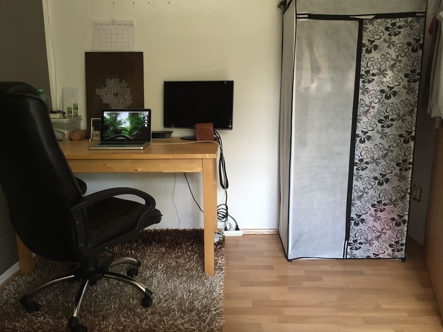 Schreibtisch und Schrank