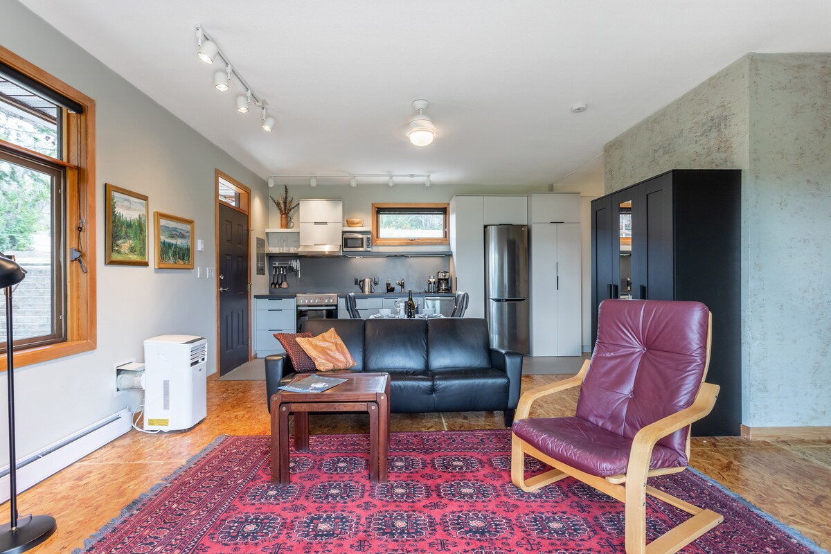 غرفة معيشة ذات مفهوم مفتوح ومطبخ مجهز بالكامل