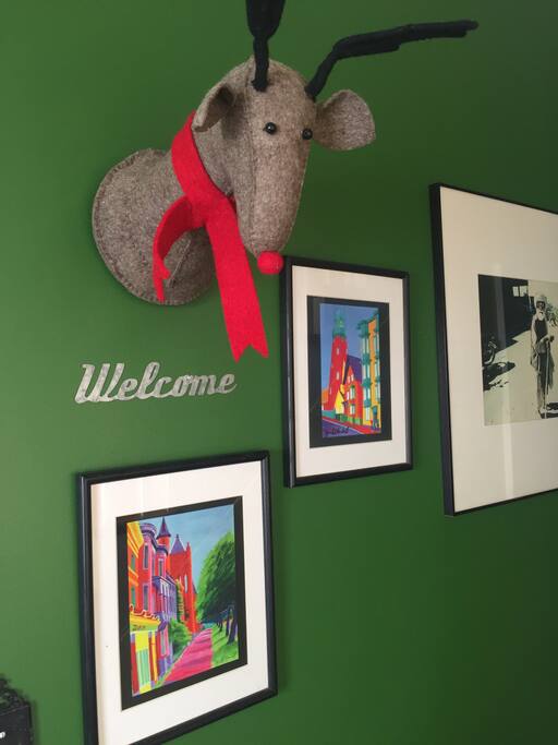 Welcome! With your personal door code there's no need to schedule specific arrival. Maps, menus, and brochures for local fun provided.