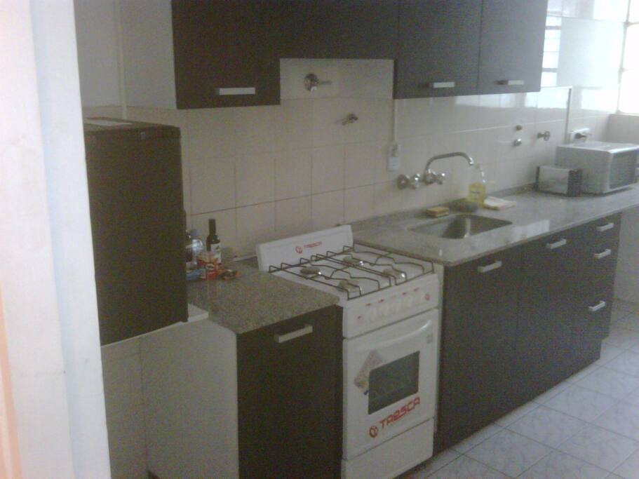 Cocina equipada con heladera