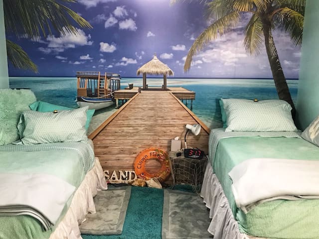 Beach Suite w/ Private Bathroom. Close to Highways