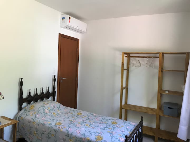 Izba na prízemí s klimatizáciou, stropným ventilátorom, dvoma samostatnými posteľami a ďalšími ďalšími vstavanými posteľami.